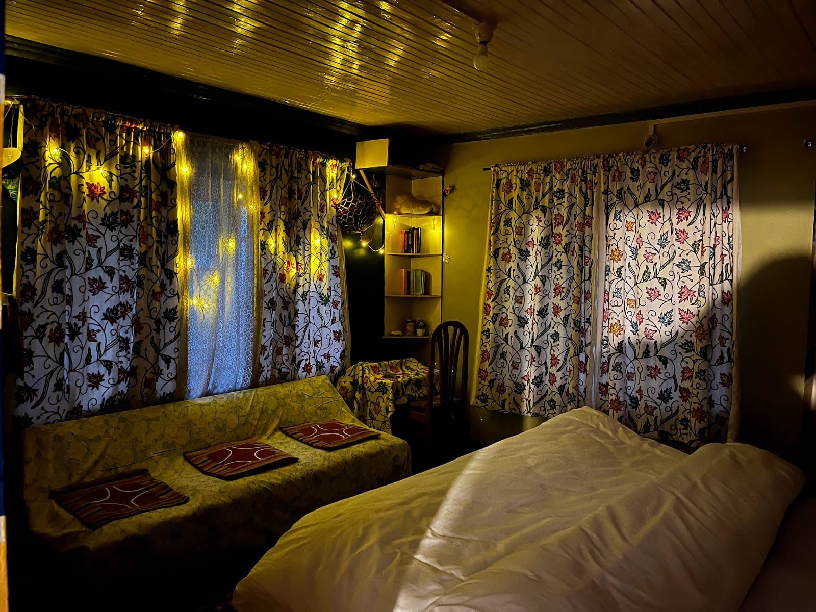 Homestay w/ Snow Peaks, Home Meals & WiFi, J&K in Pahalgam, Jammu & Kashmir 2