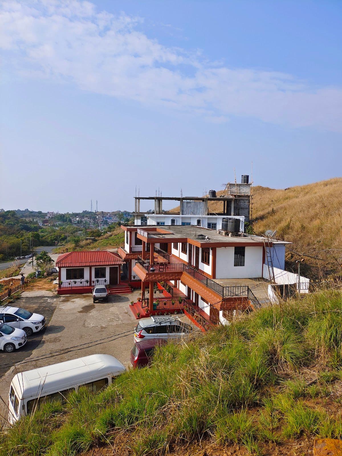 Budget Homestay: Sunrise & Waterfall Views in Nongthymmai 1