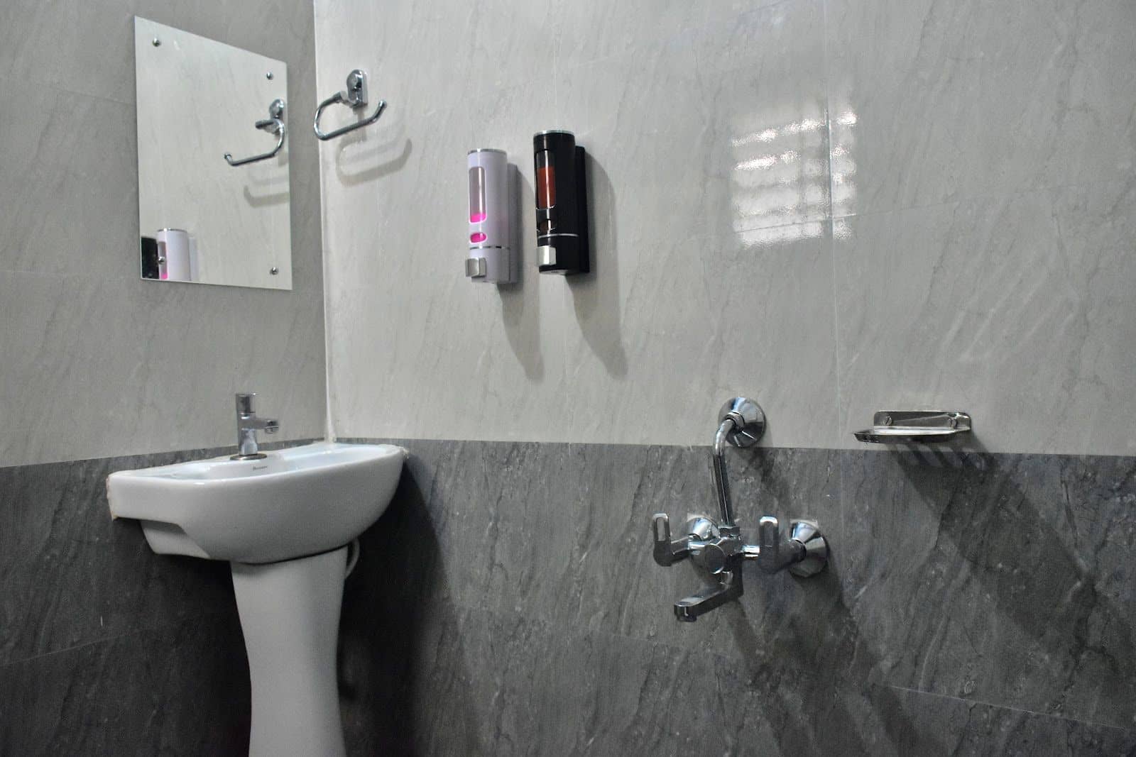 Lake View Stay w/ Mall Access & Coziness, Assam - Guwahati, Assam photo 4