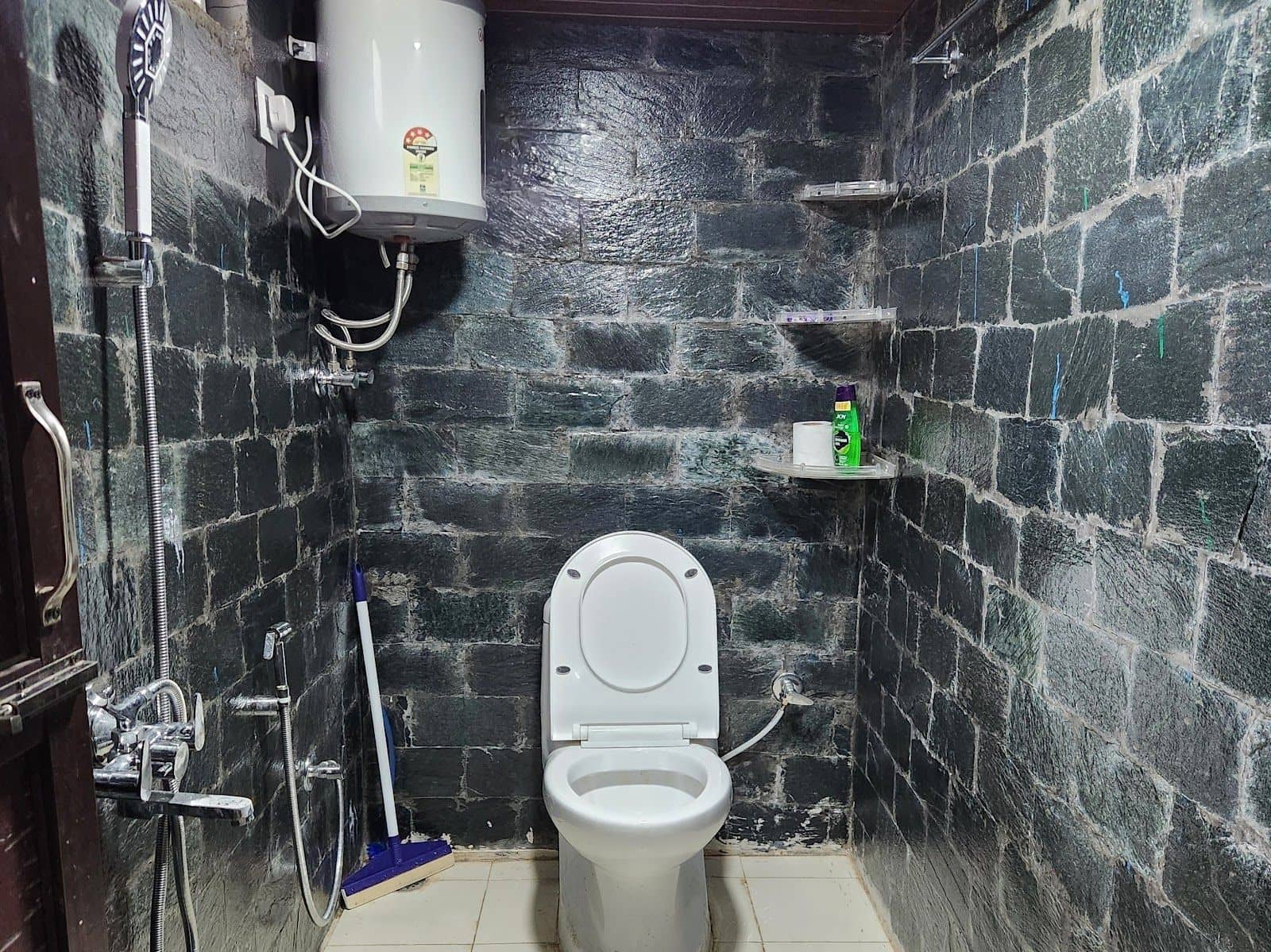 Mud Hut w/ Cafe Vibes & Bonfire, HP - Bir, HP photo 4