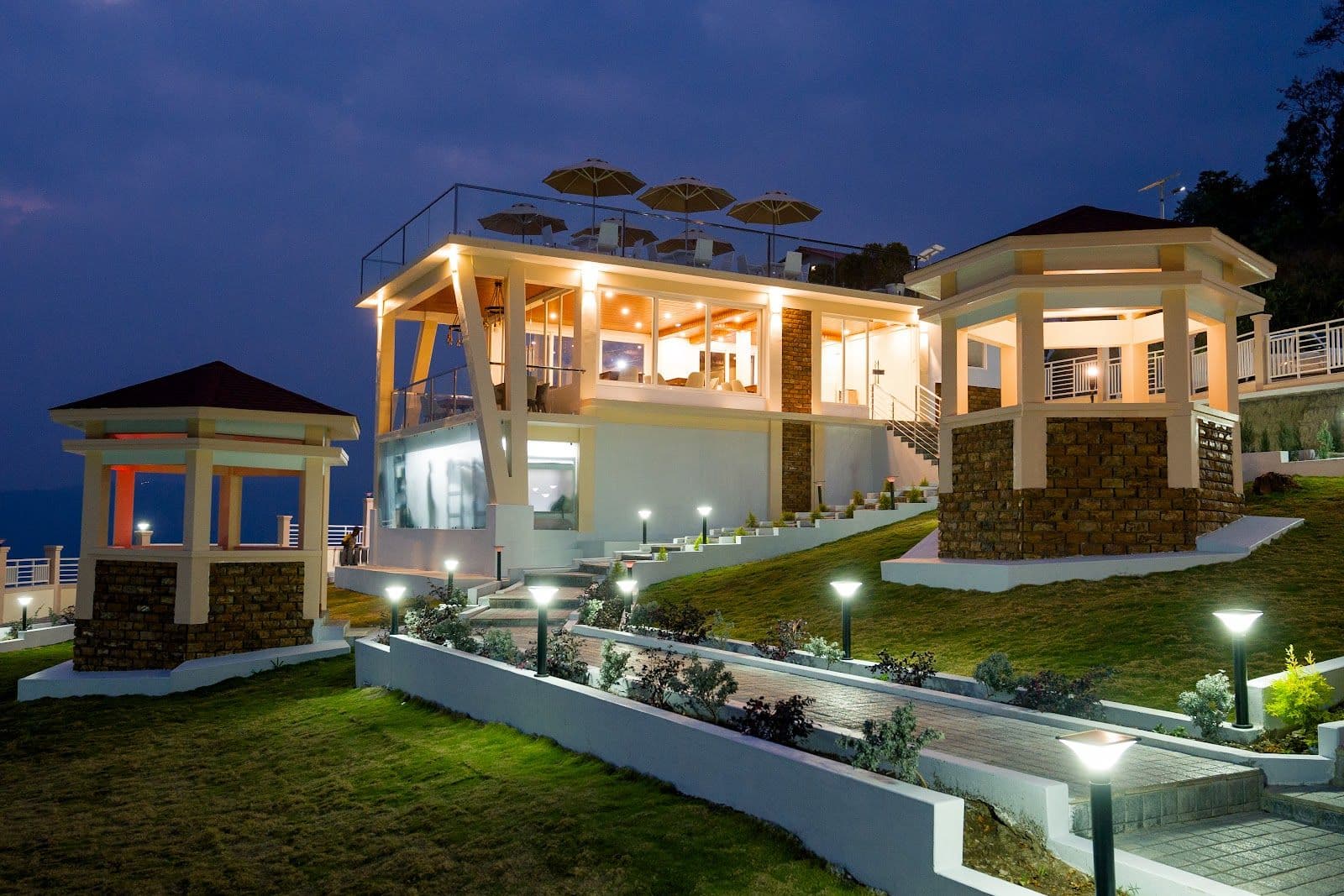 Hilltop Serenity: Infinity Pool, Best Views! in India 1