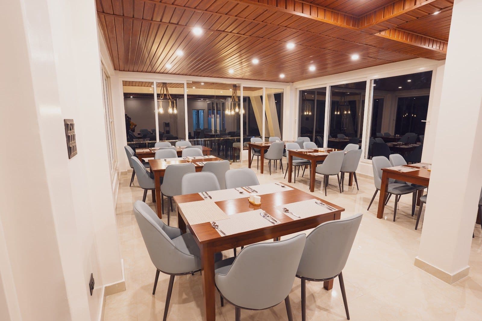 Hilltop Serenity: Infinity Pool, Best Views! in India 8