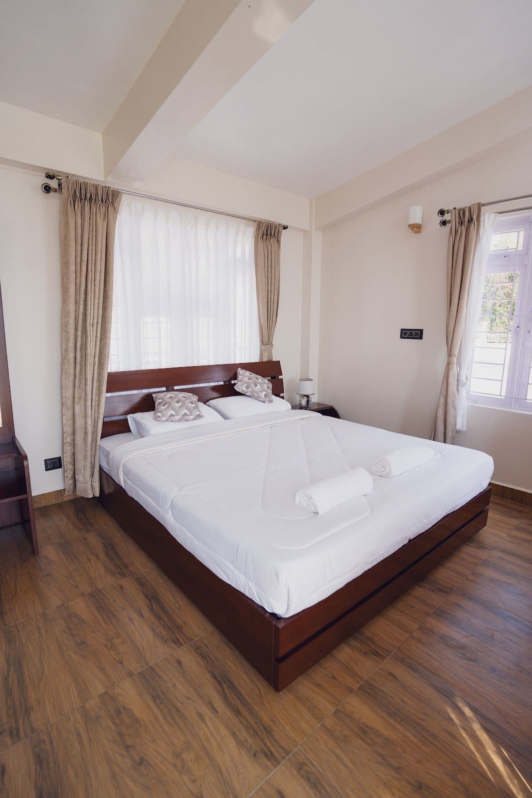 Hilltop Serenity: Infinity Pool, Best Views! in India 2