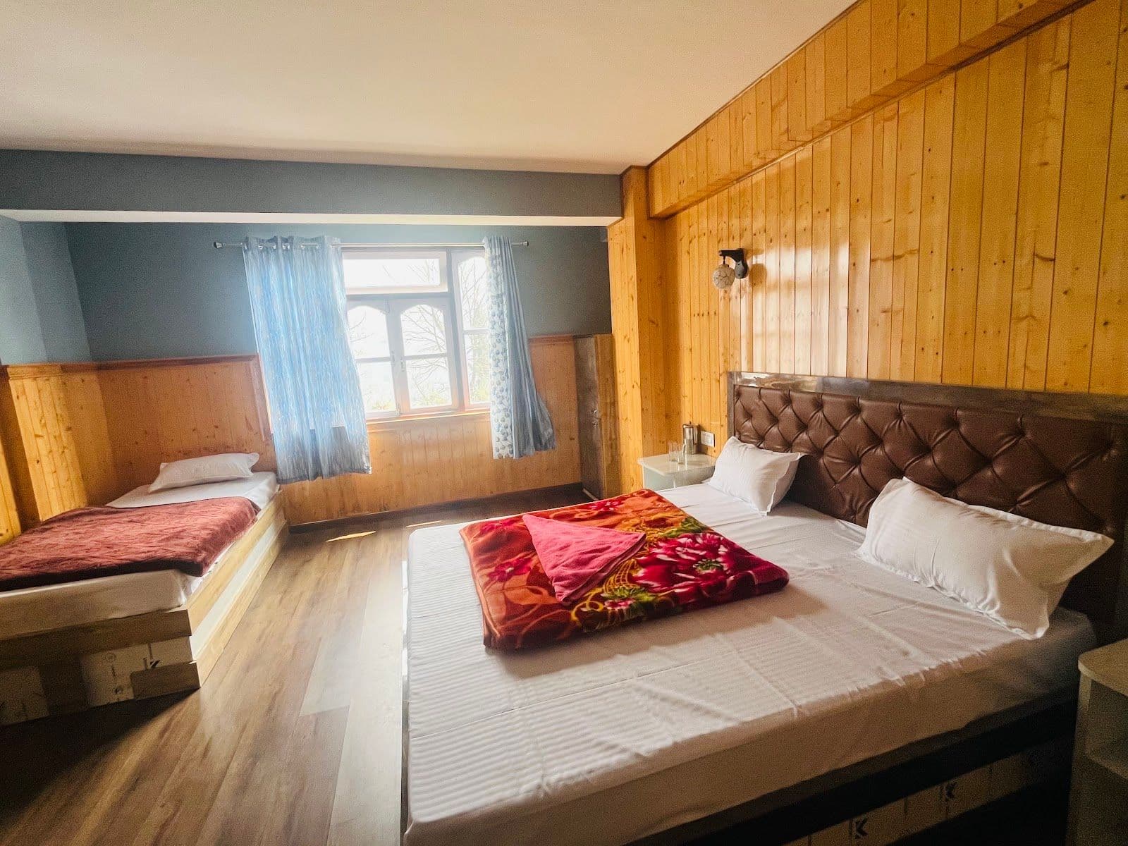 Mtn View Hotel w/Fireplace & Home Food in Lachen, Sikkim 2