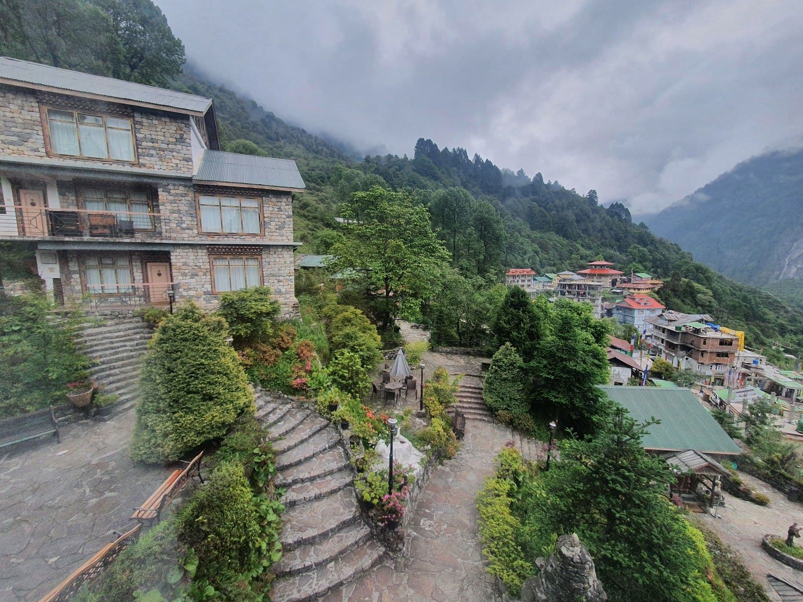Mtn View Stay w/ Fresh Food & Live Shows, Sikkim in Sikkim, Lachen 1
