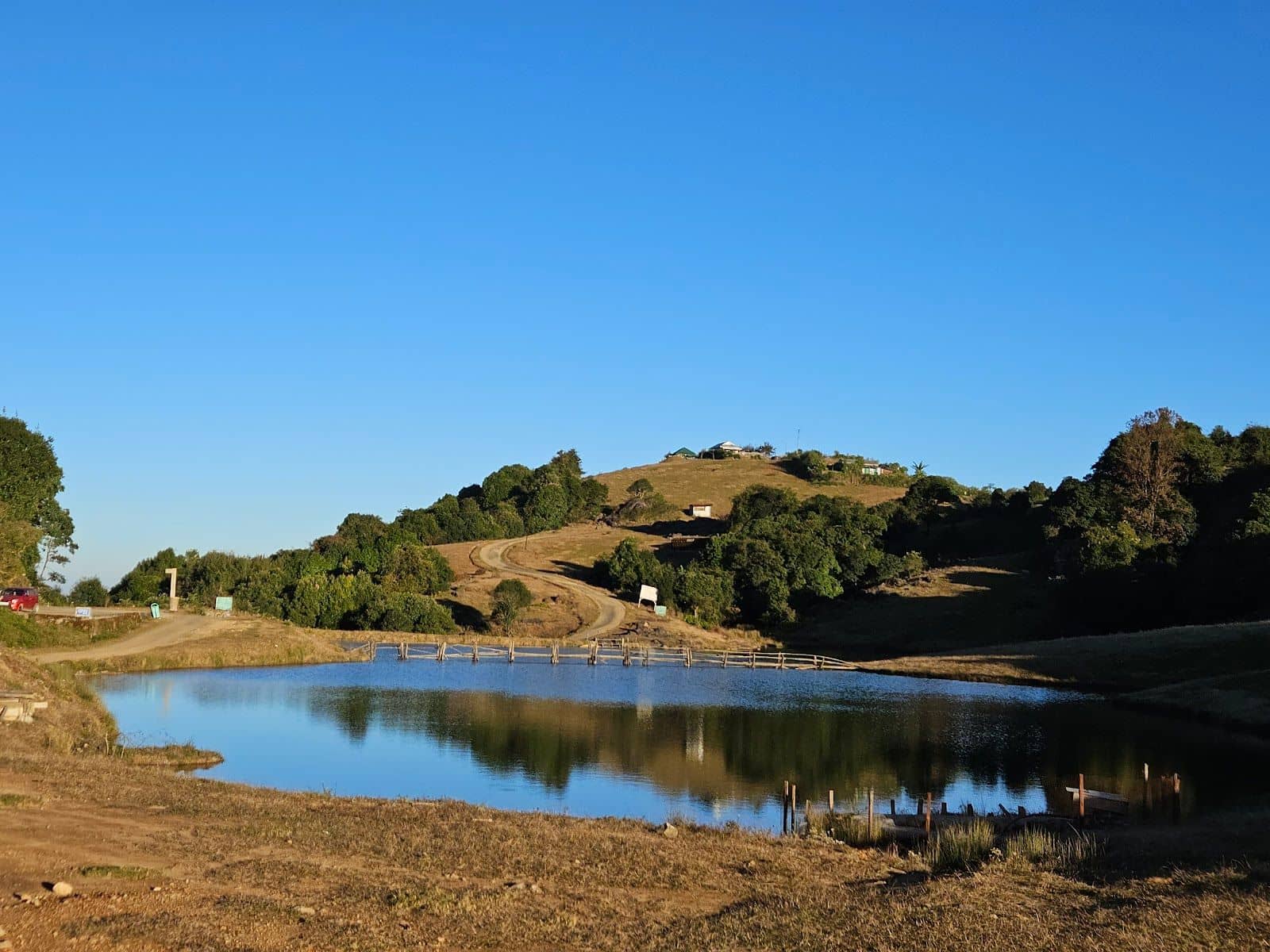 Tranquil Lakeside Hilltop Cottage - Mawphanlur photo 4