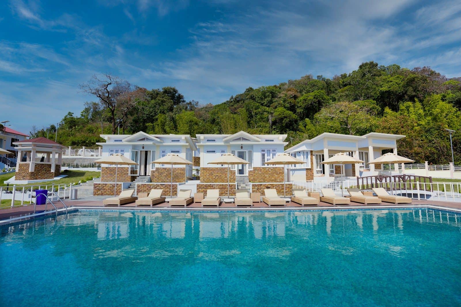 Hilltop Serenity: Infinity Pool, Best Views! - India photo 5