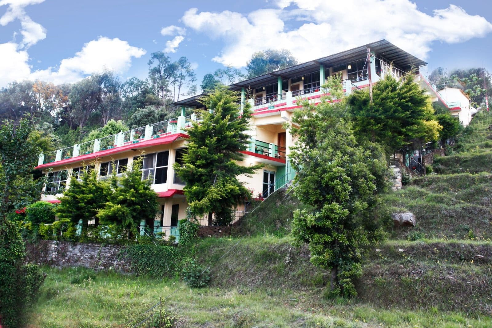 Homestay w/ Himalayan Views & Home Meals in Kausani, Uttarakhand 1