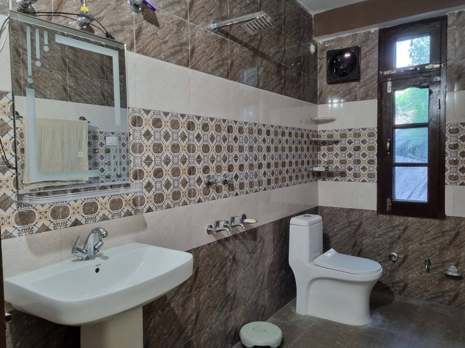 Apple Garden Homestay w/ Valley Views, HP - Sarahan, HP photo 4