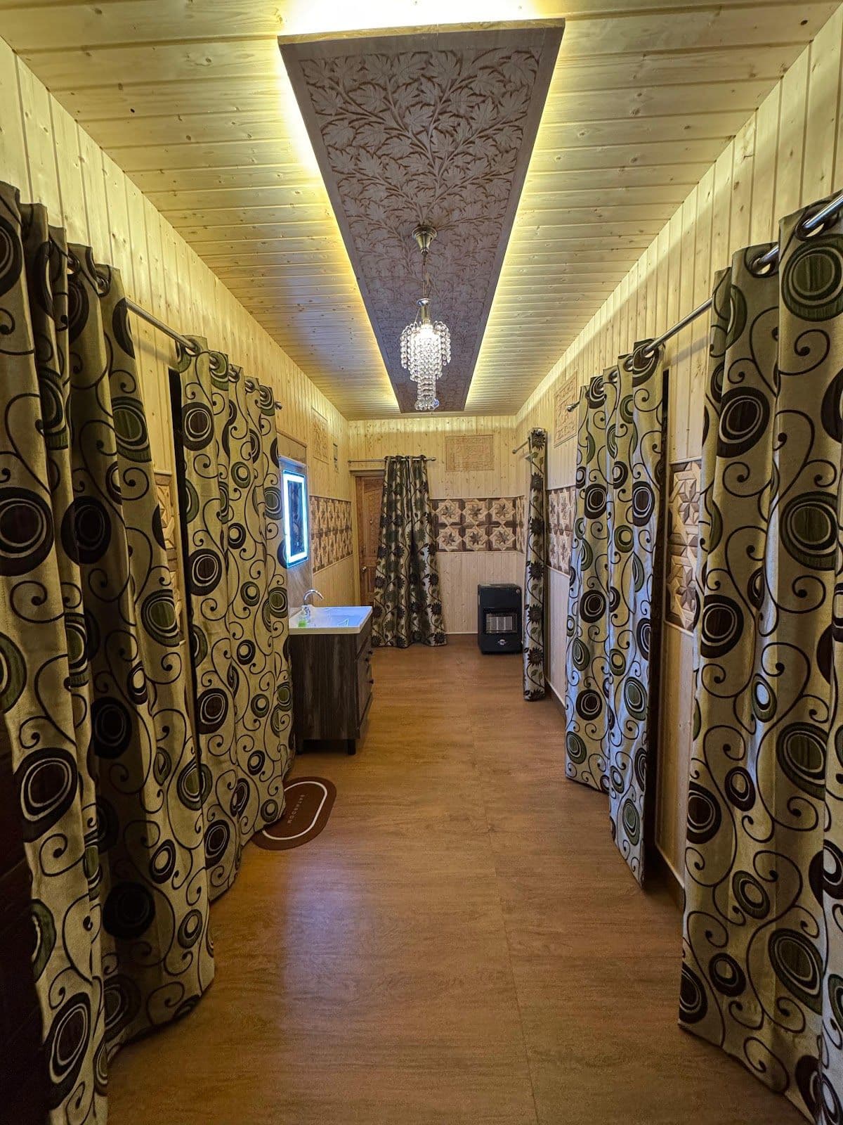 Upscale Homestay w/ Home Meals, Jammu Kashmir in Srinagar, Jammu Kashmir 8