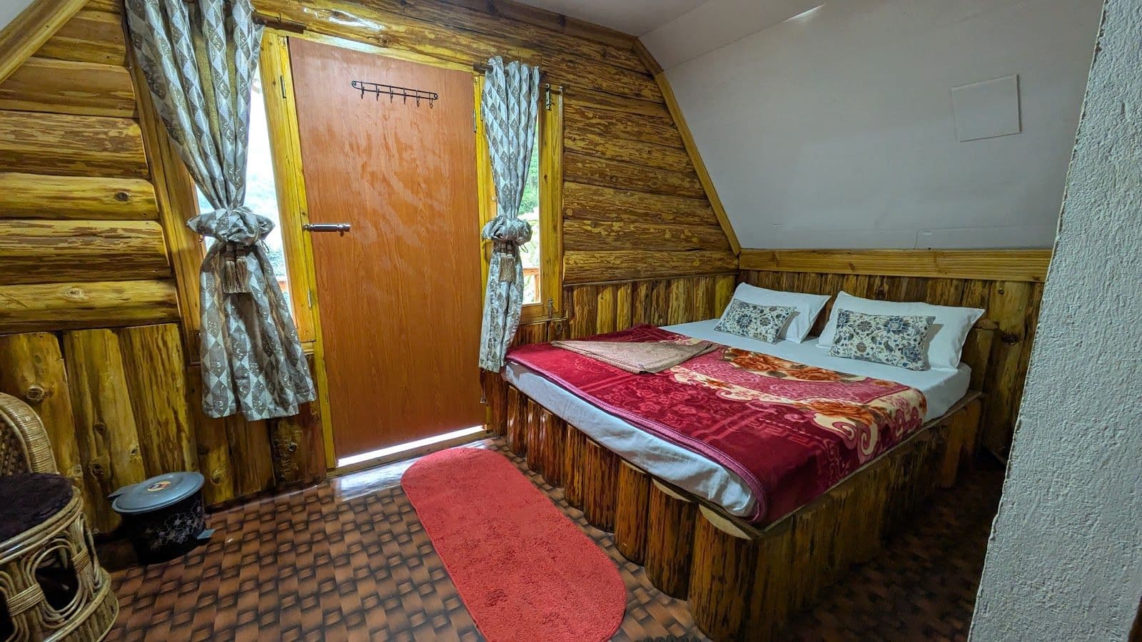 4BR Chalet in the woods near Darjeeling Waterfall in Sonada 2