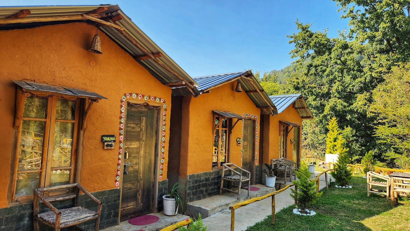 Mud Hut w/ Cafe Vibes & Bonfire, HP - Bir, HP photo 5