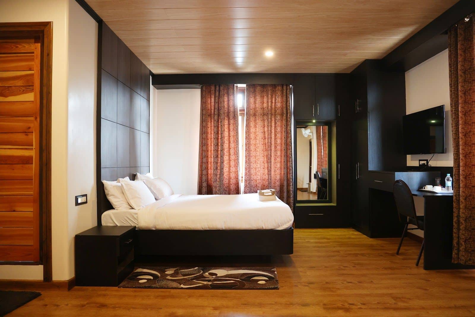 Spacious Golf-View Rooms with 5-Star Service - Shillong photo 3