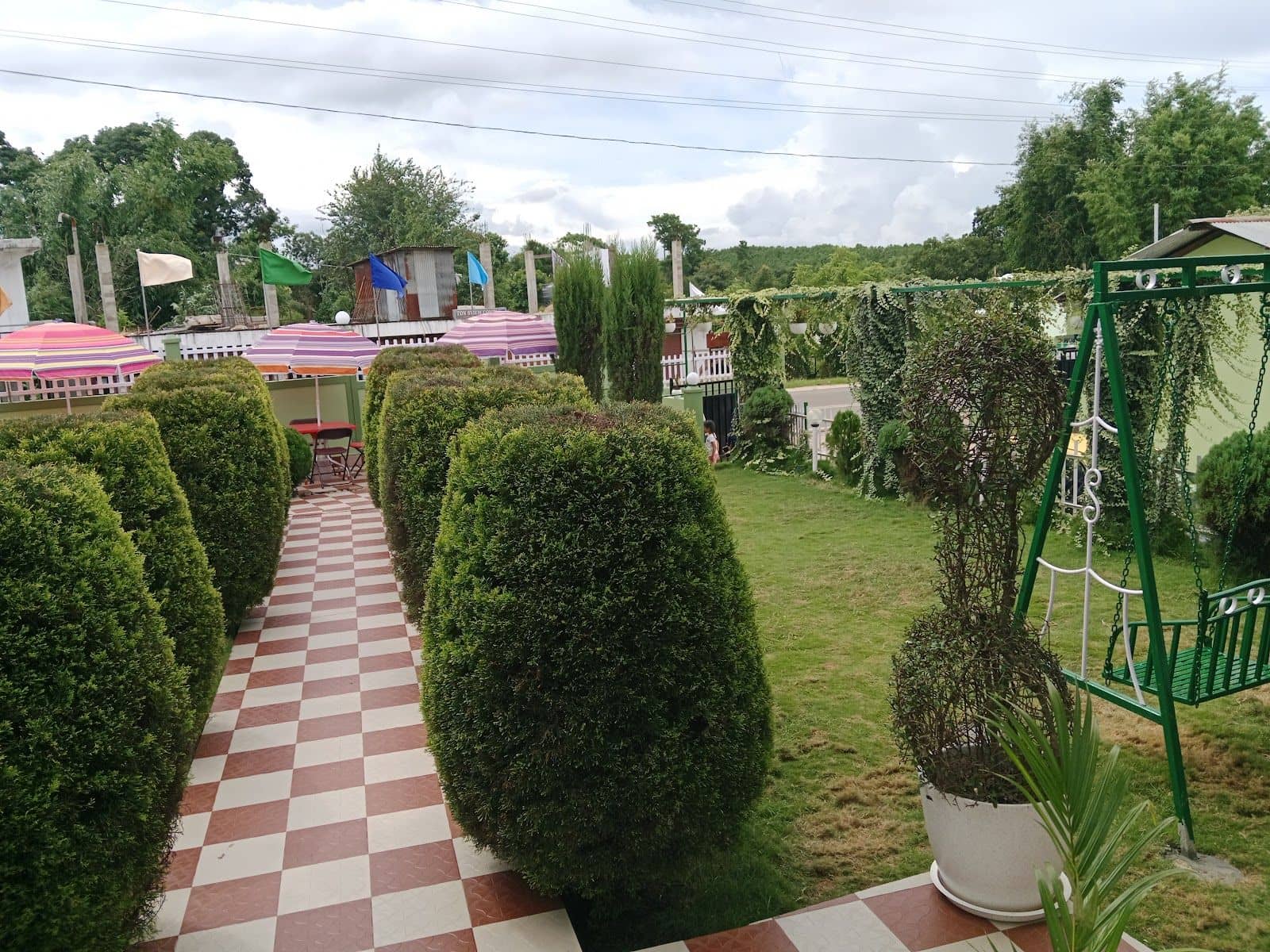 Hillside Retreat: Modern Pool, Gourmet Dining - Tynring