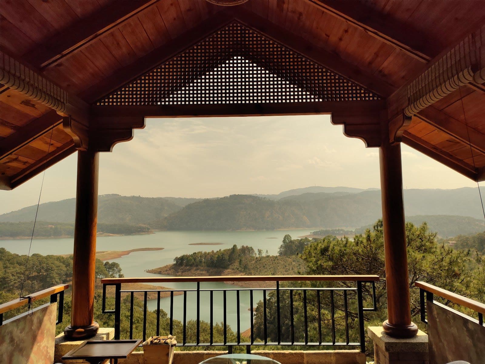 Luxury Retreat: Spacious Lake-View Cottages photo