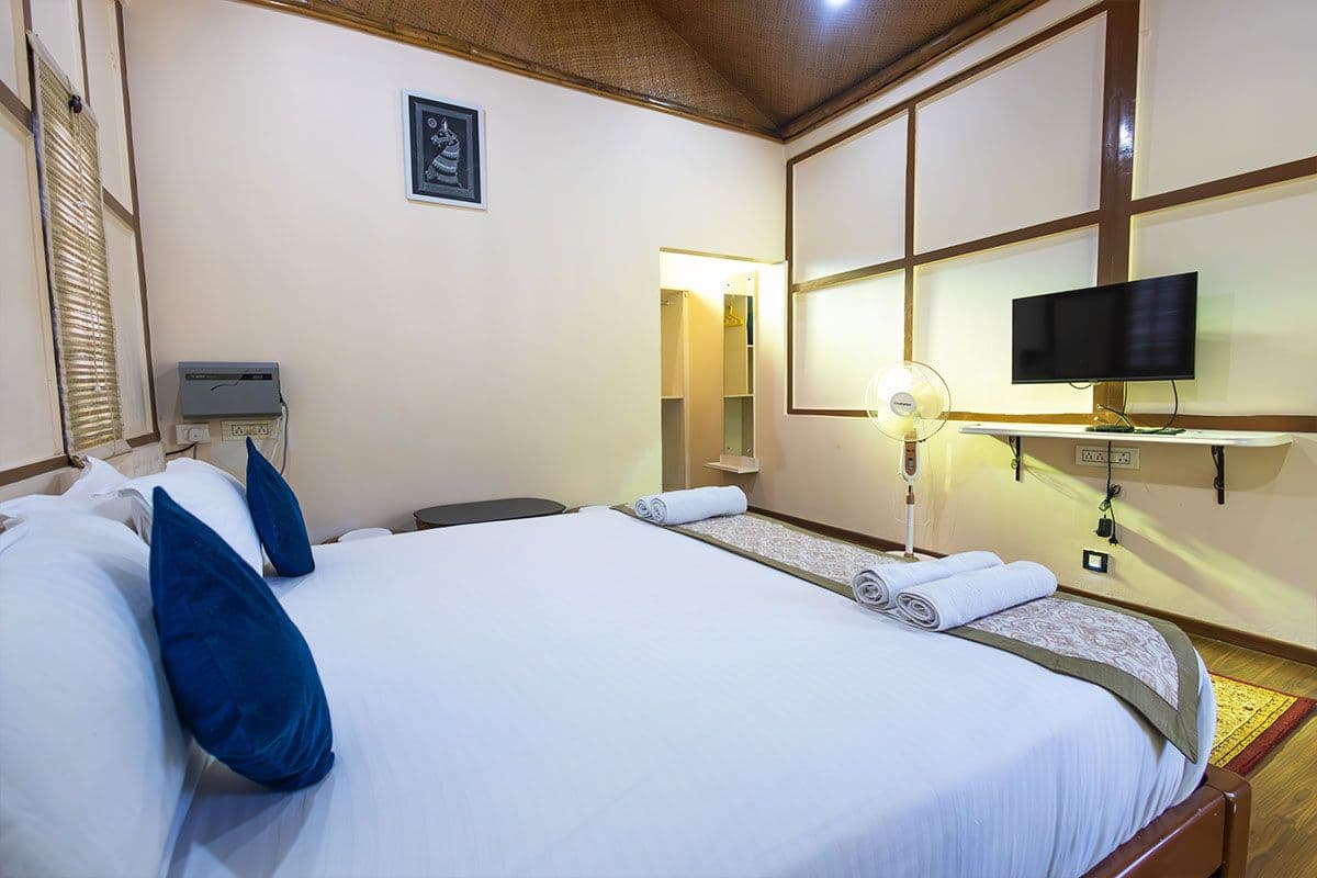 Wildlife Bungalow, Safari & Delicious Food, Assam in India 2