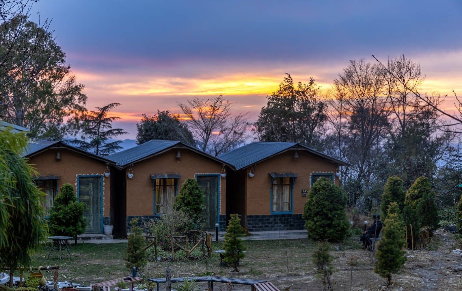 Mud Hut w/ Cafe Vibes & Bonfire, HP - Bir, HP