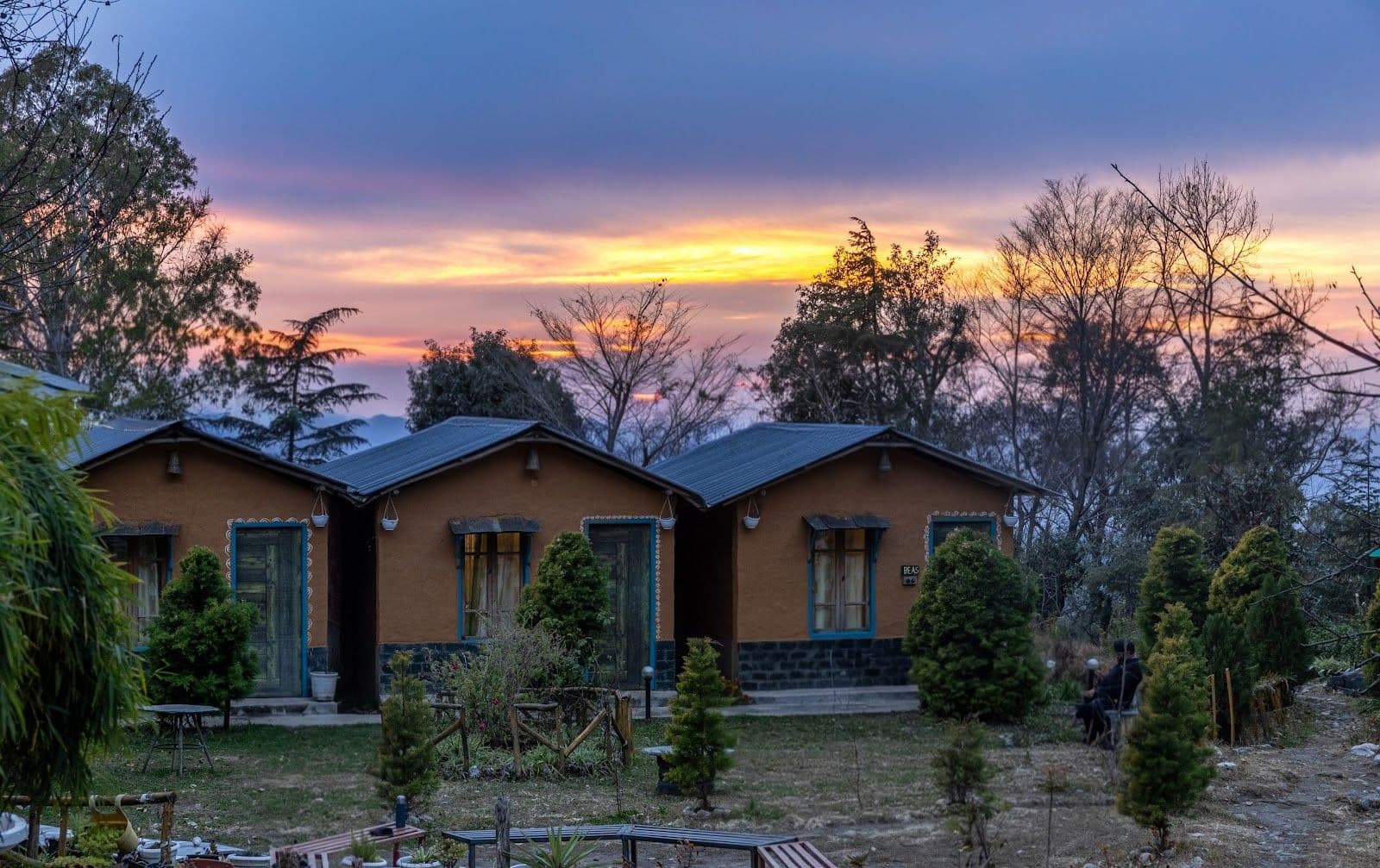 Mud Hut w/ Cafe Vibes & Bonfire, HP in Bir, HP 1