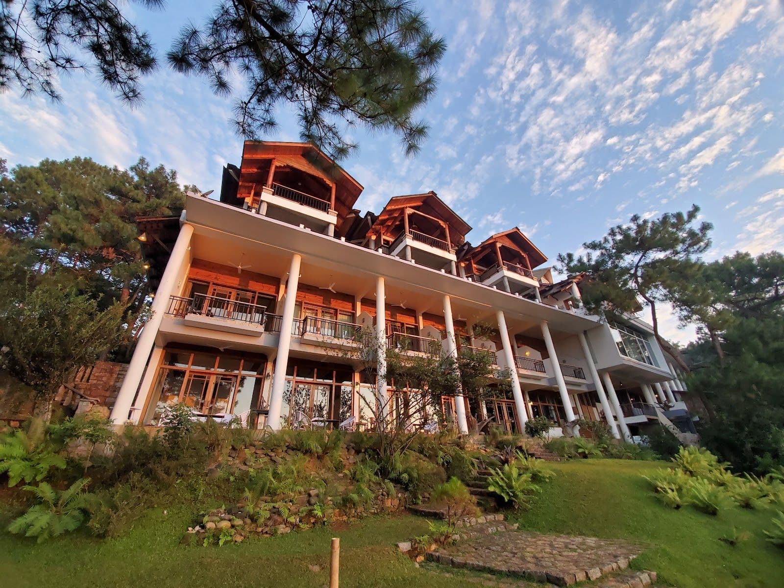 Luxury Retreat: Spacious Lake-View Cottages photo