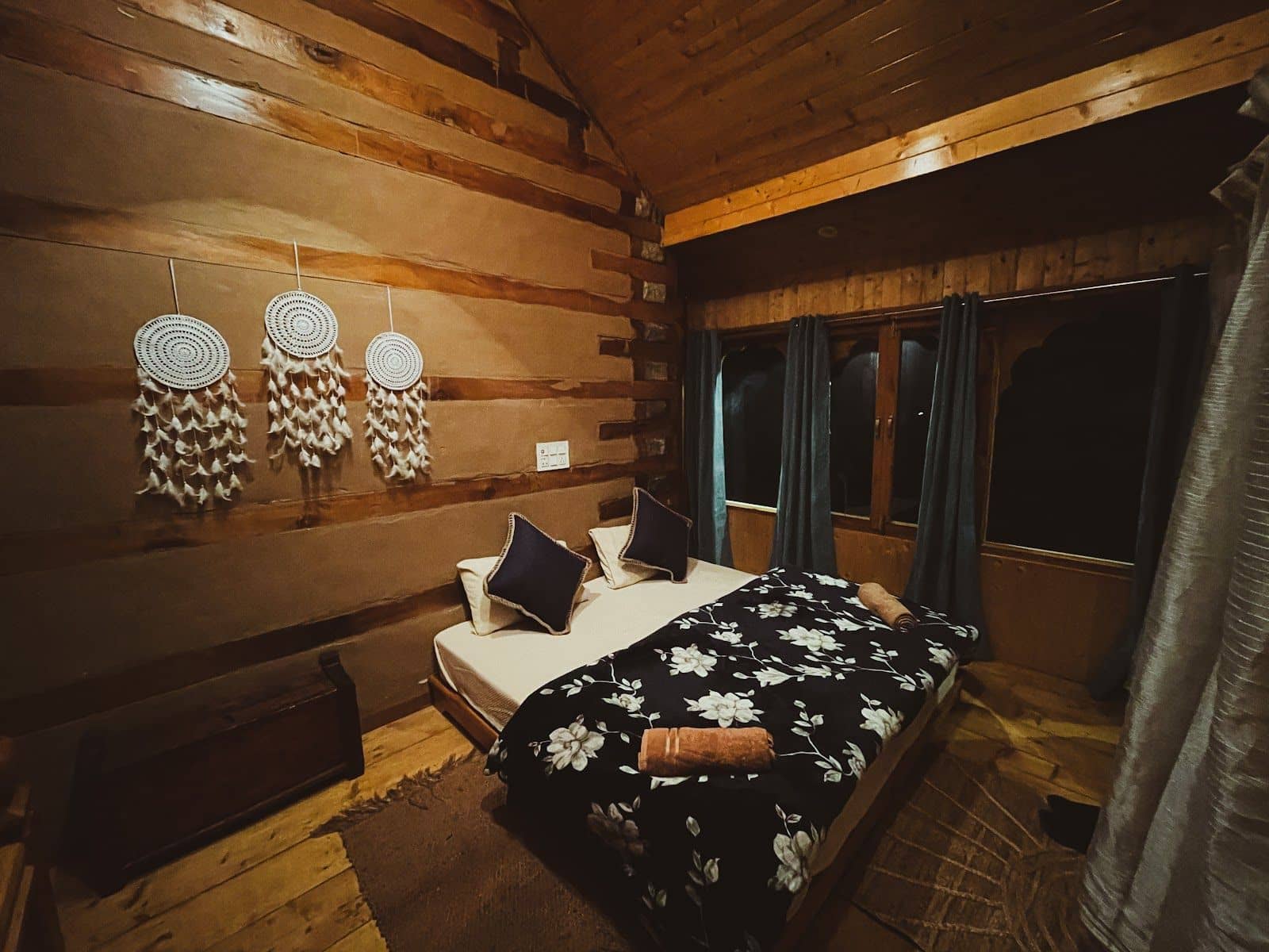 Wooden Duplex Cottages w/ Valley Views, HP - Naggar, HP photo 3