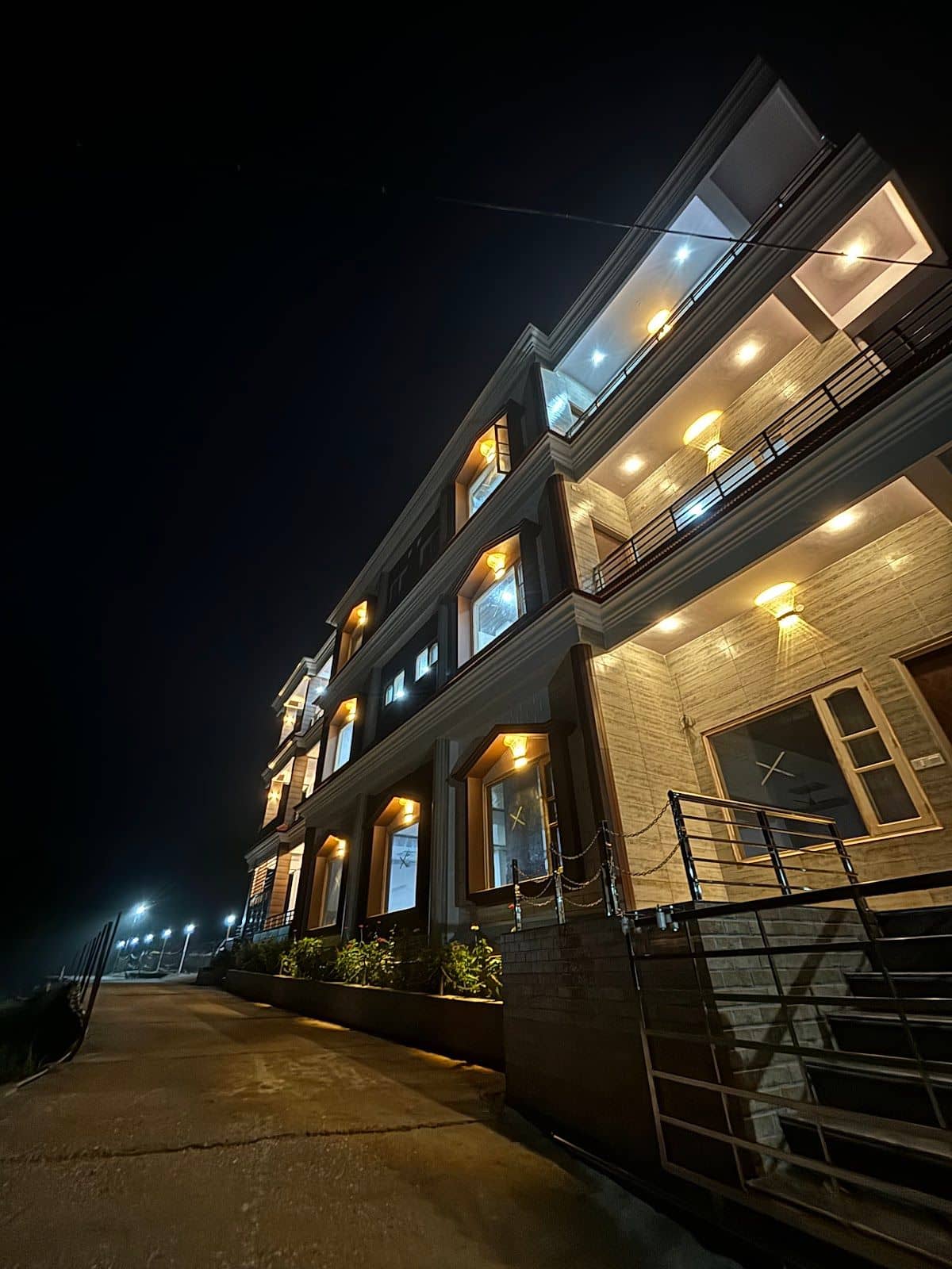 Homestay w/ Home Meals & Smart TV, HP - Darlaghat, HP