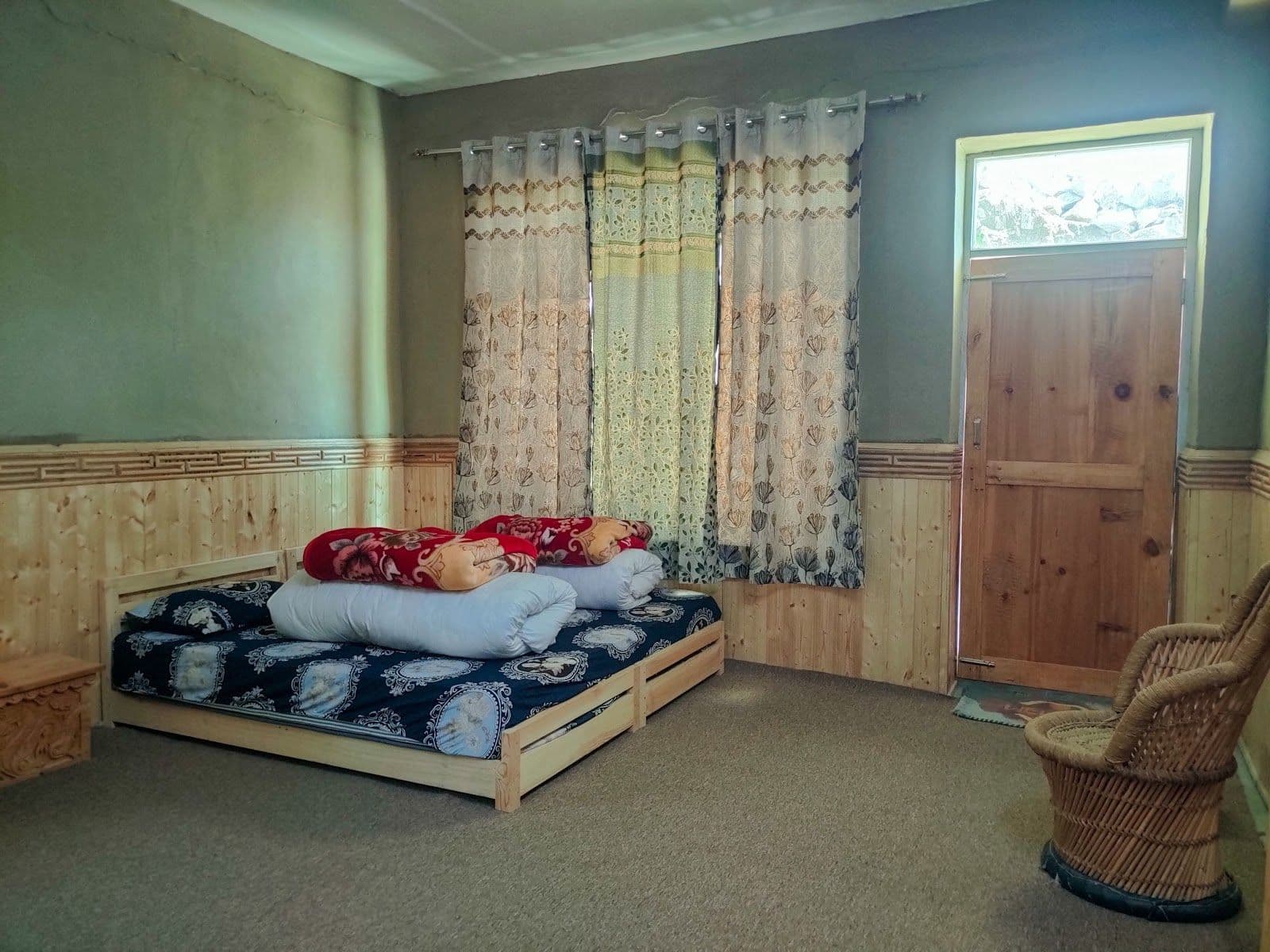 Homestay w/ Home Meals & Terrace Views, HP in Malling, HP 5