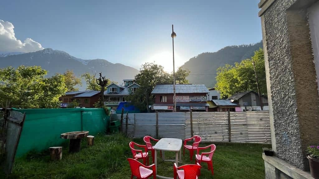 Homestay w/ Snow Peaks, Home Meals & WiFi, J&K - Pahalgam, Jammu & Kashmir