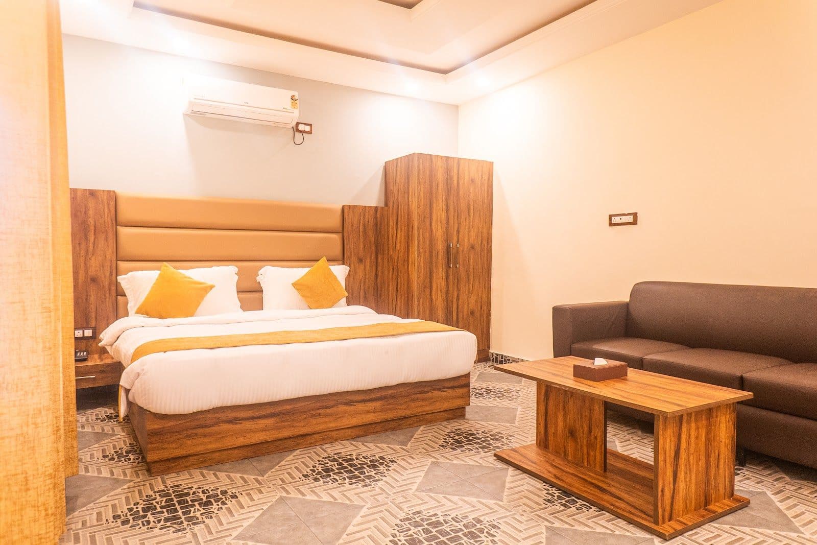 Clean Rooms Homestay w/ Delicious Food, J&K in Srinagar, J&K 2