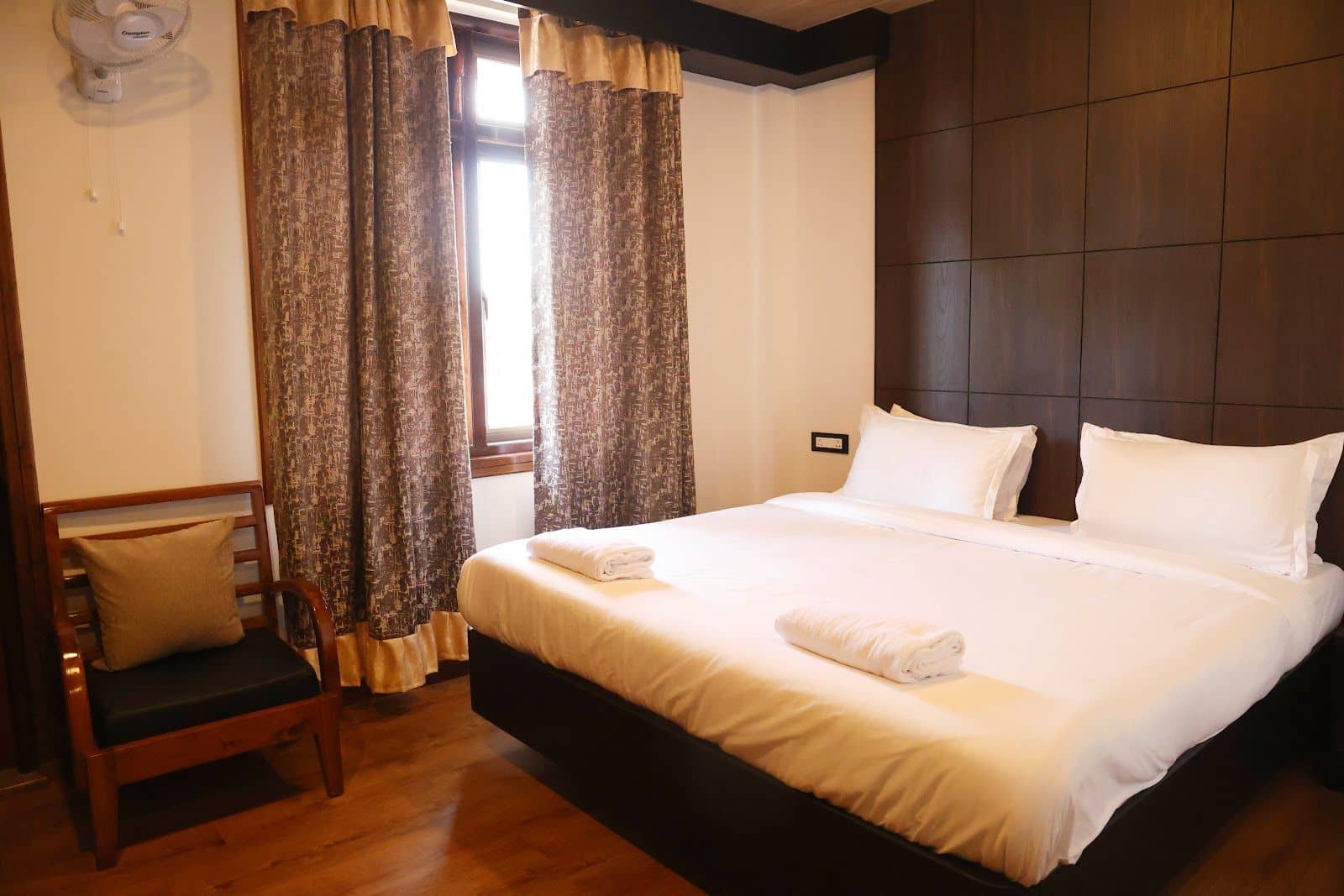 Spacious Golf-View Rooms with 5-Star Service - Shillong photo 5