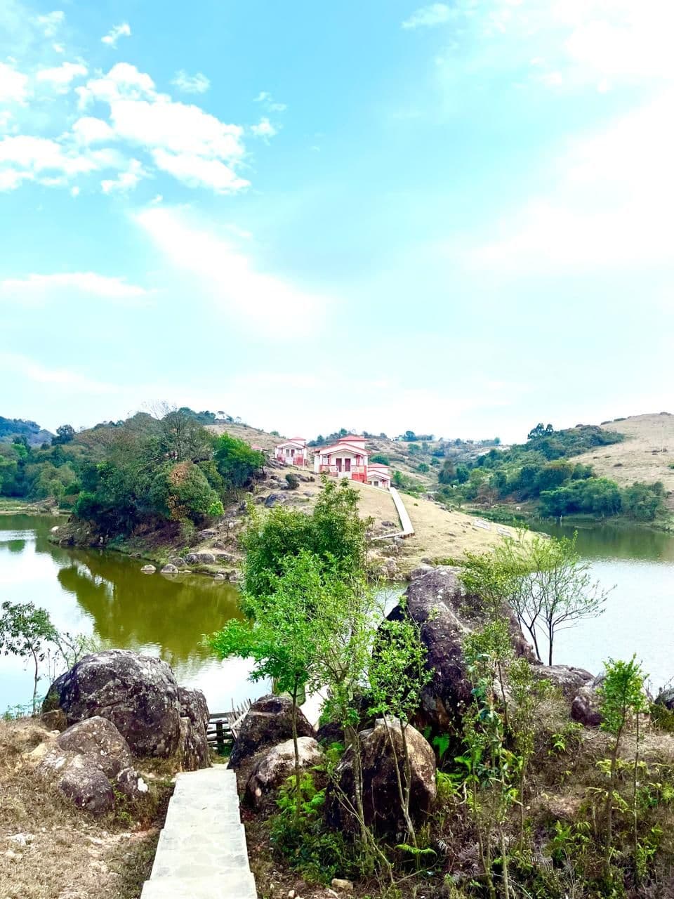 Tranquil Lakeside Hilltop Cottage in Mawphanlur 8