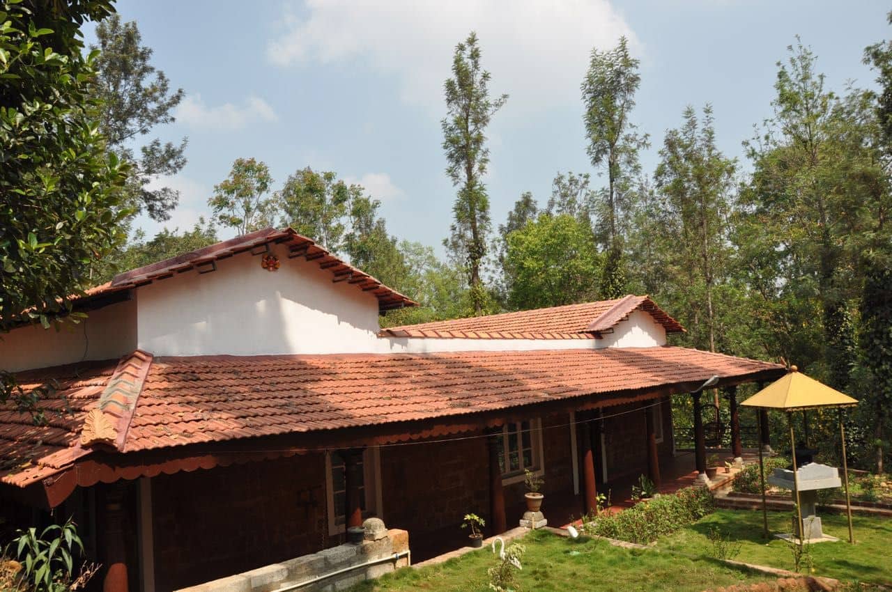 Courtyard home in Coffee estate w/ 2 meals - Karnataka