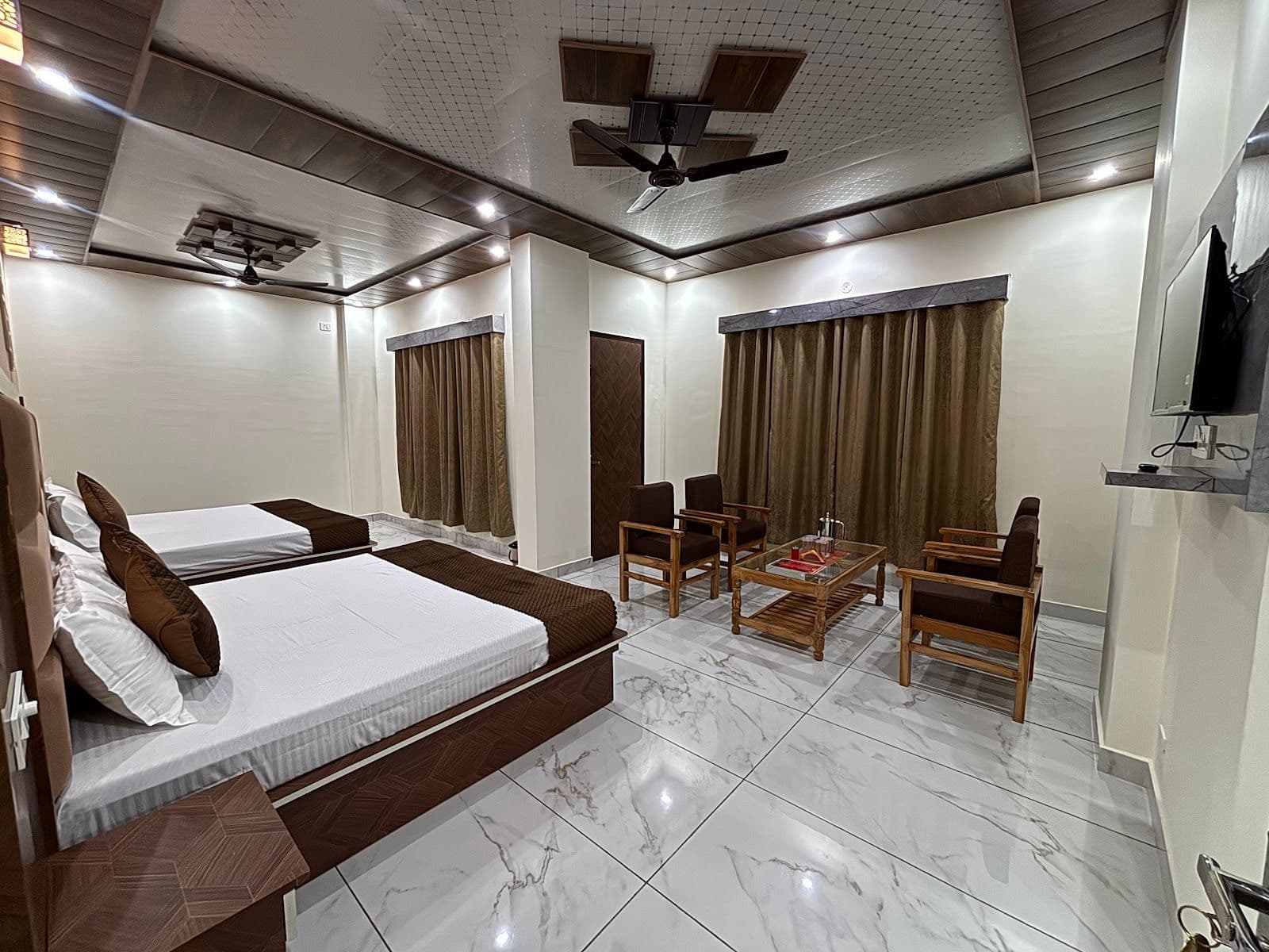 Homestay w/ Home Meals & Smart TV, HP in Darlaghat, HP 2