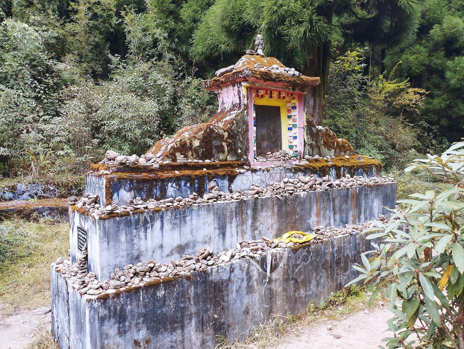 Serene Mountain Retreat with Stunning Views in Pulbazar 8