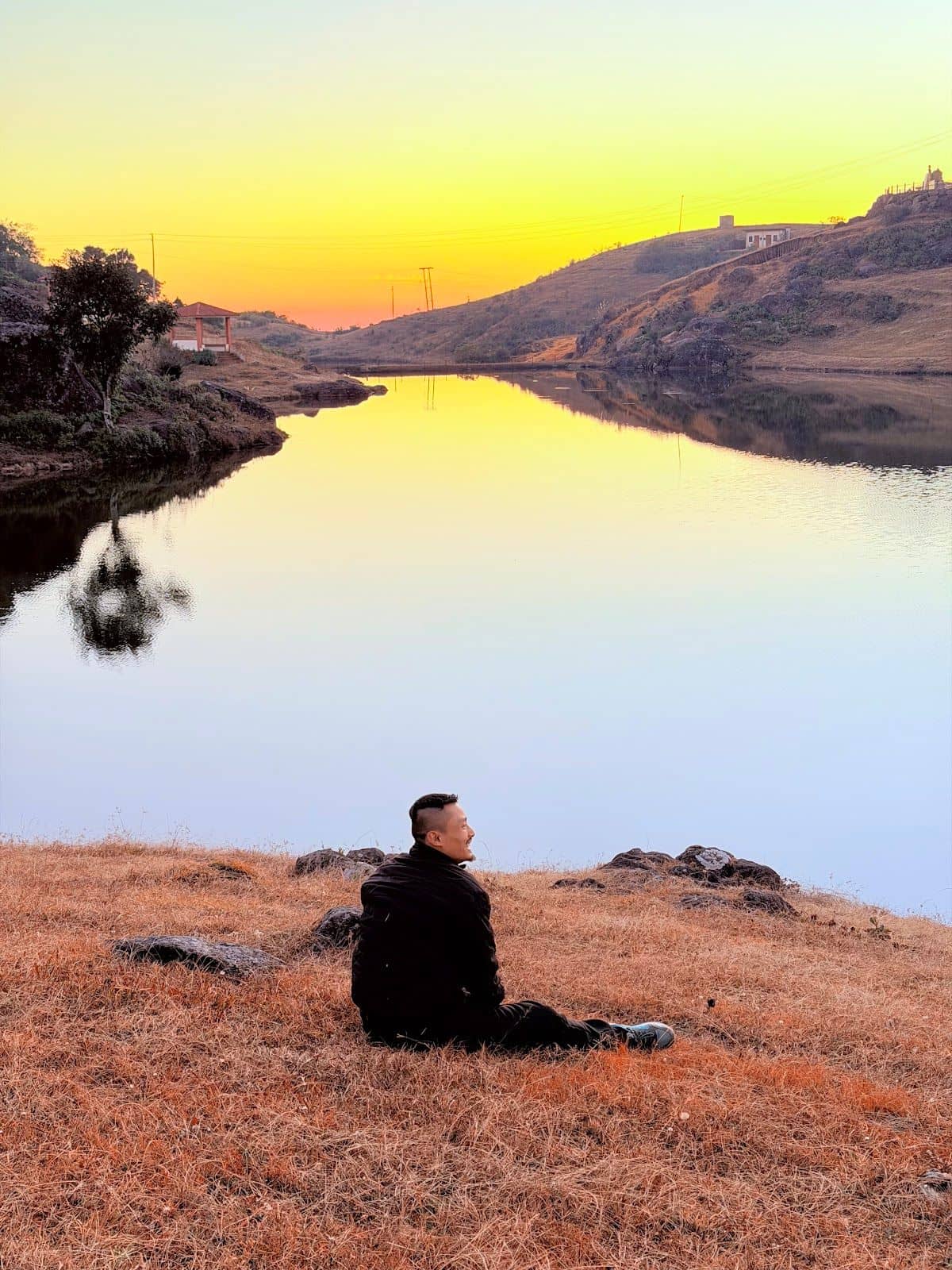 Tranquil Lakeside Hilltop Cottage - Mawphanlur photo 5