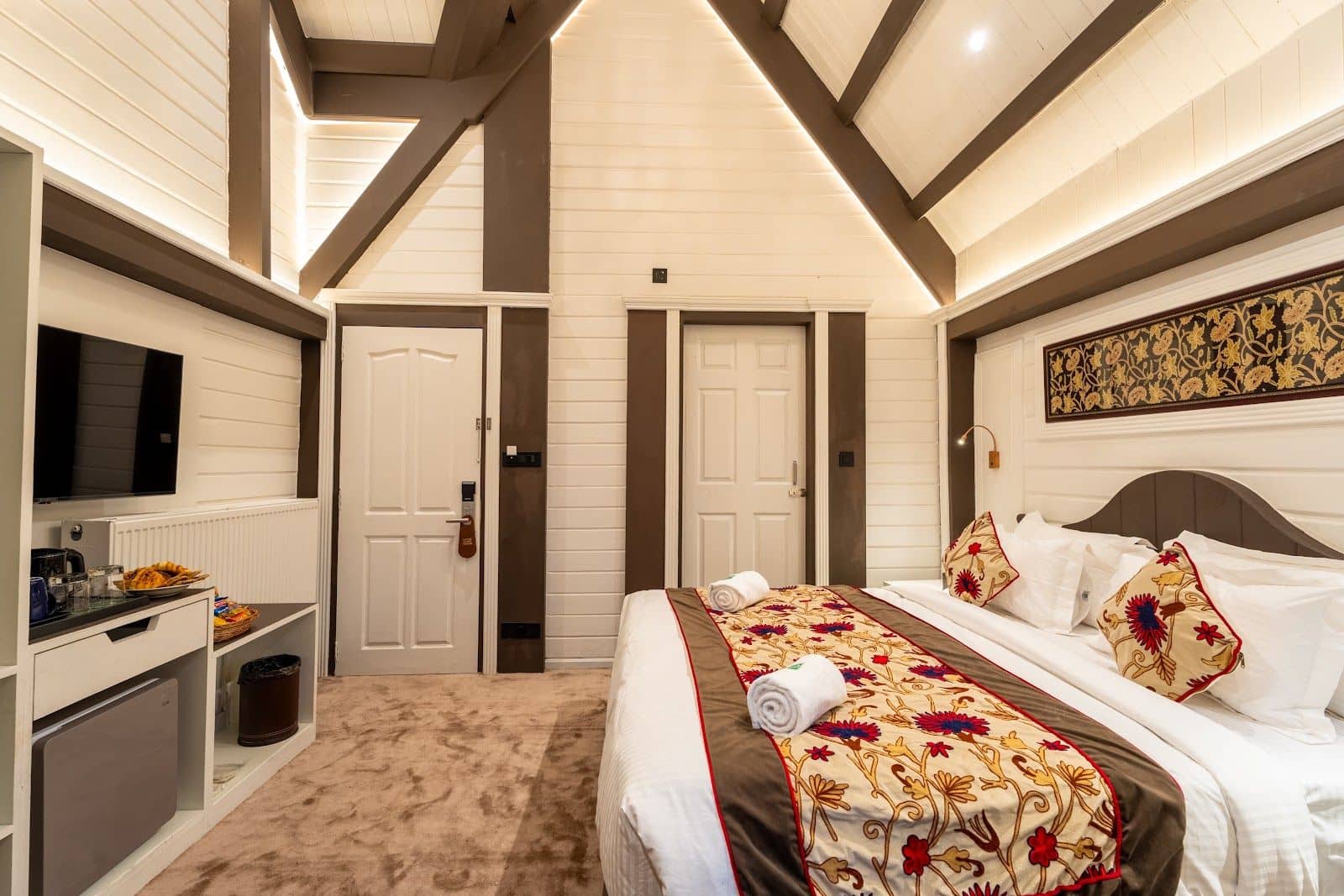 Heated Villa w/ Mountain Views & Home Meals, JK - Jammu & Kashmir photo 5