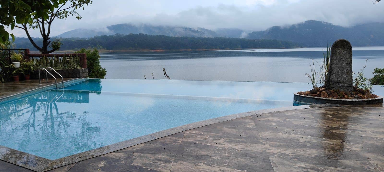 4BR Lakeside Suite Rooms w/ infinity pool - Umiam photo 4