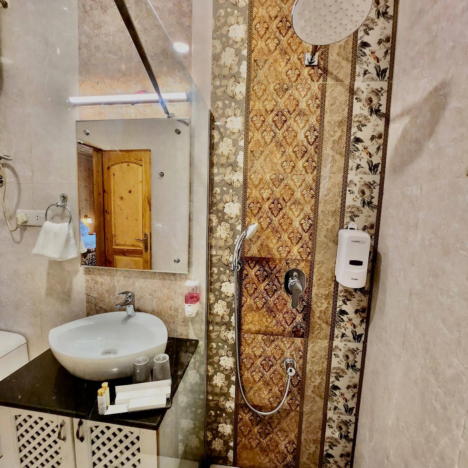 Villa w/ Gondola Access & Home Meals, J&K - Jammu & Kashmir photo 5