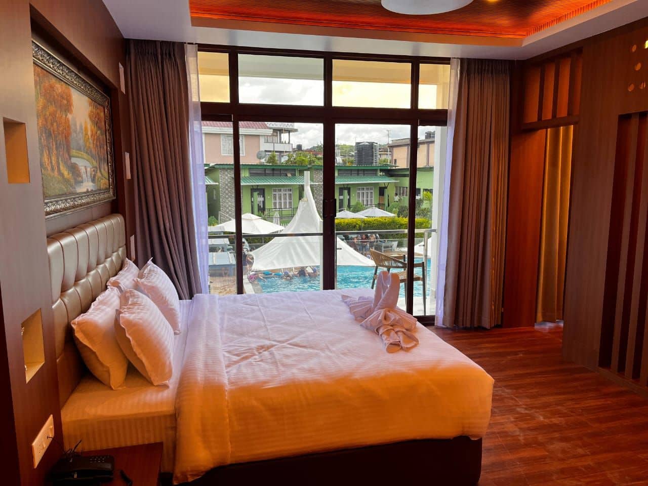 Hillside Retreat: Modern Pool, Gourmet Dining - Tynring photo 3