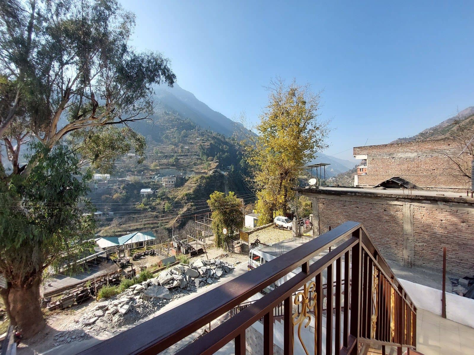 Family Homestay w/ Home Meals & Garden, HP - Banjar, HP