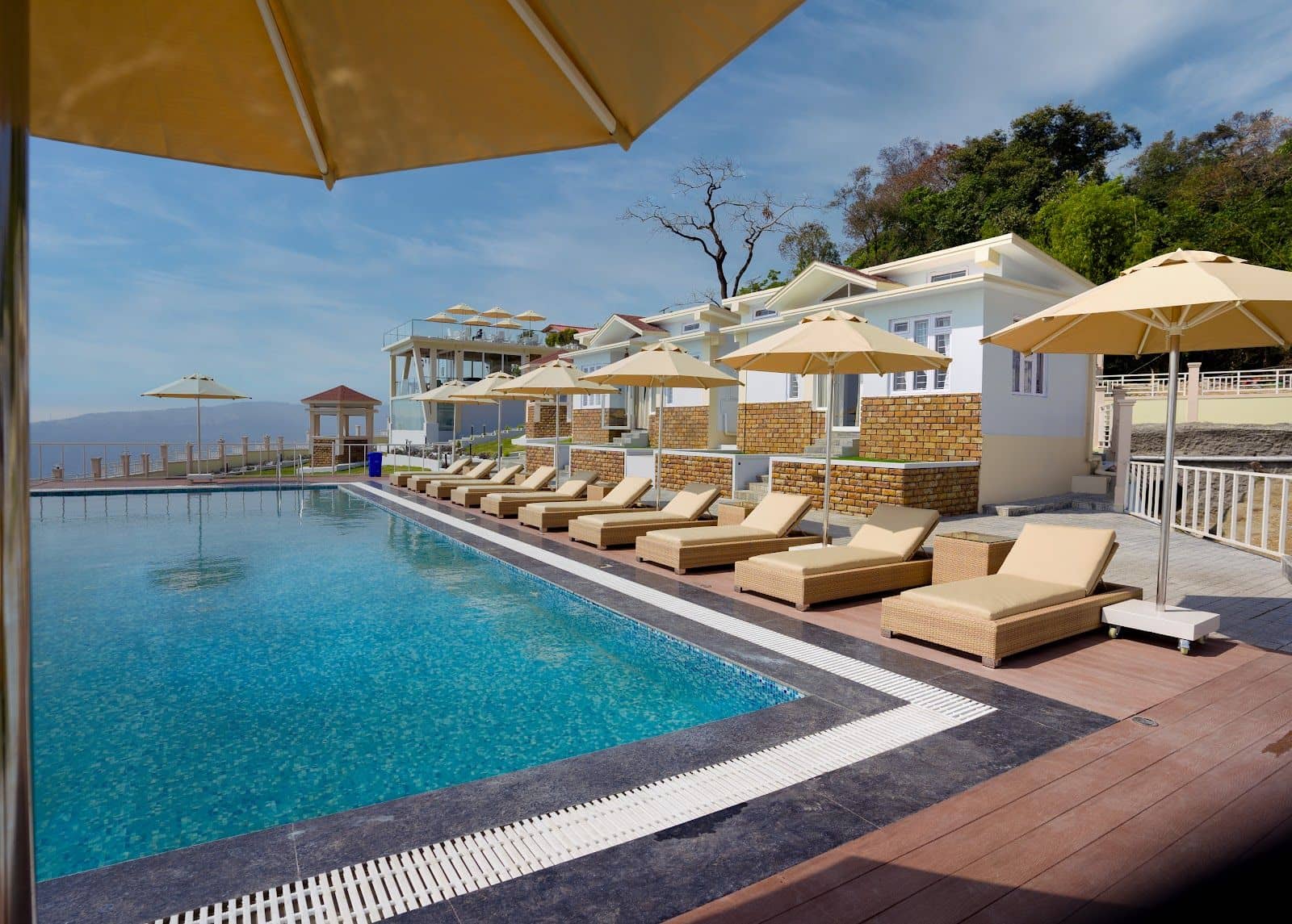 Hilltop Serenity: Infinity Pool, Best Views! - India photo 4