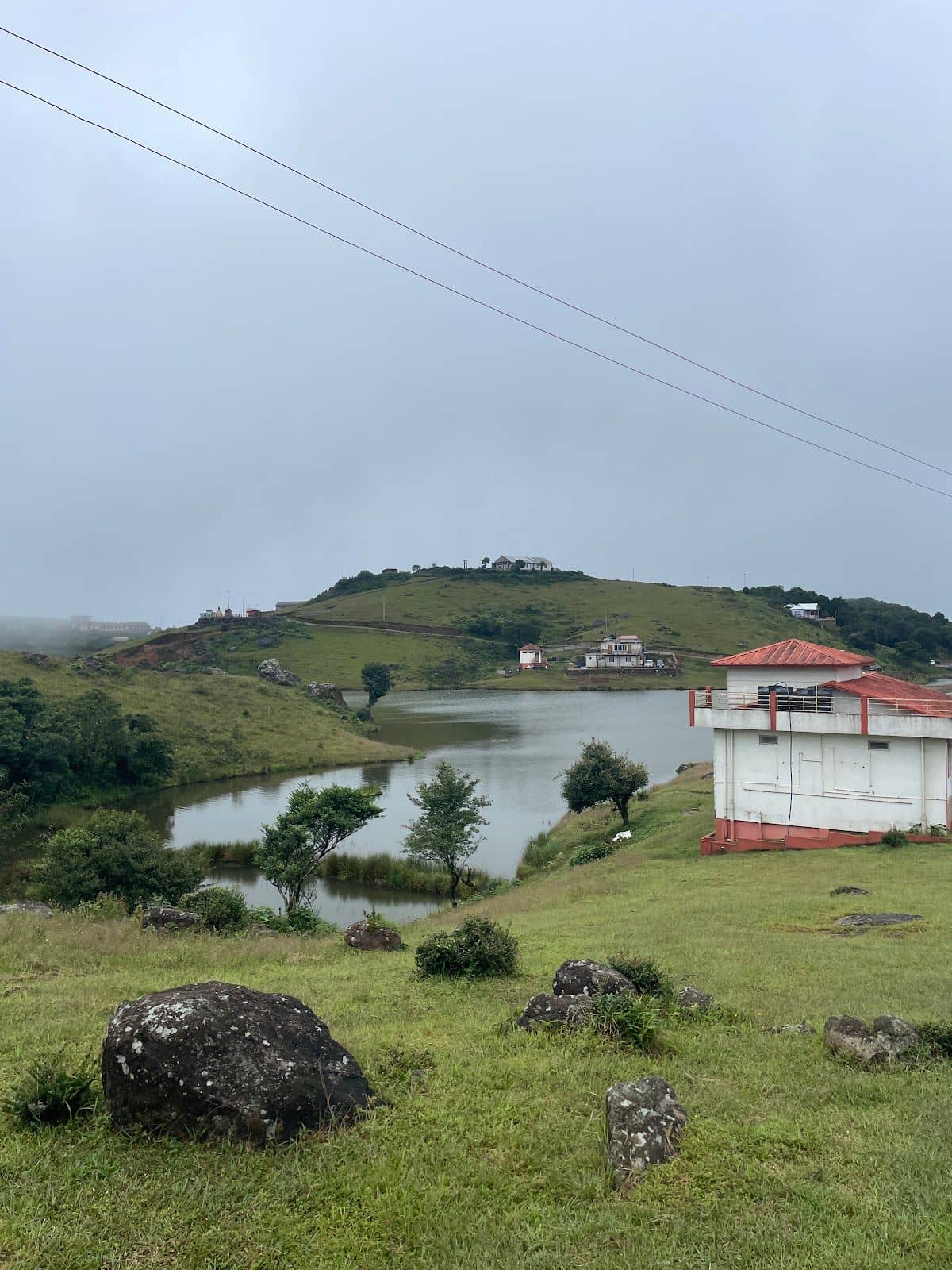 Tranquil Lakeside Hilltop Cottage - Mawphanlur
