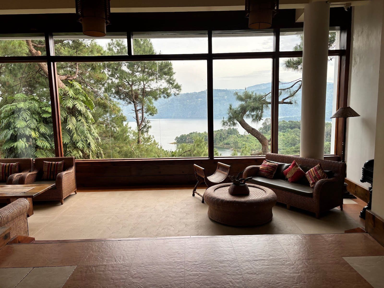 Luxury Retreat: Spacious Lake-View Cottages photo