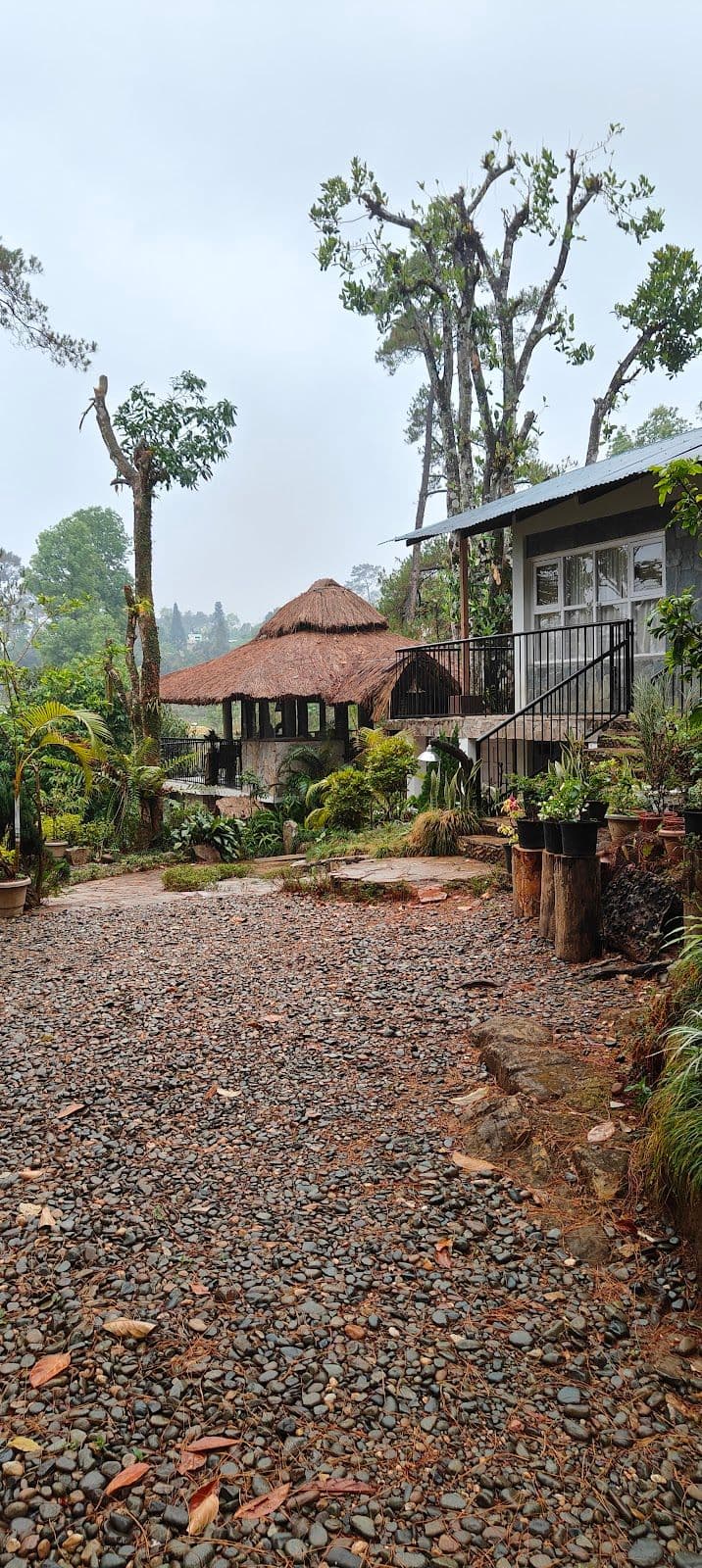 4BR Lakeside Suite Rooms w/ infinity pool in Umiam 1