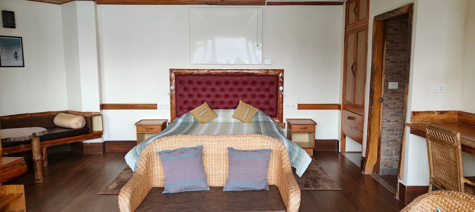 4BR Lakeside Suite Rooms w/ infinity pool in Umiam 2