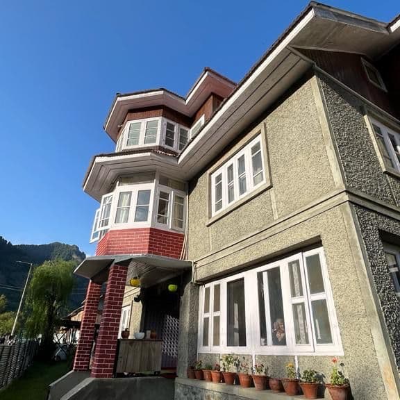 Homestay w/ Snow Peaks, Home Meals & WiFi, J&K in Pahalgam, Jammu & Kashmir 8