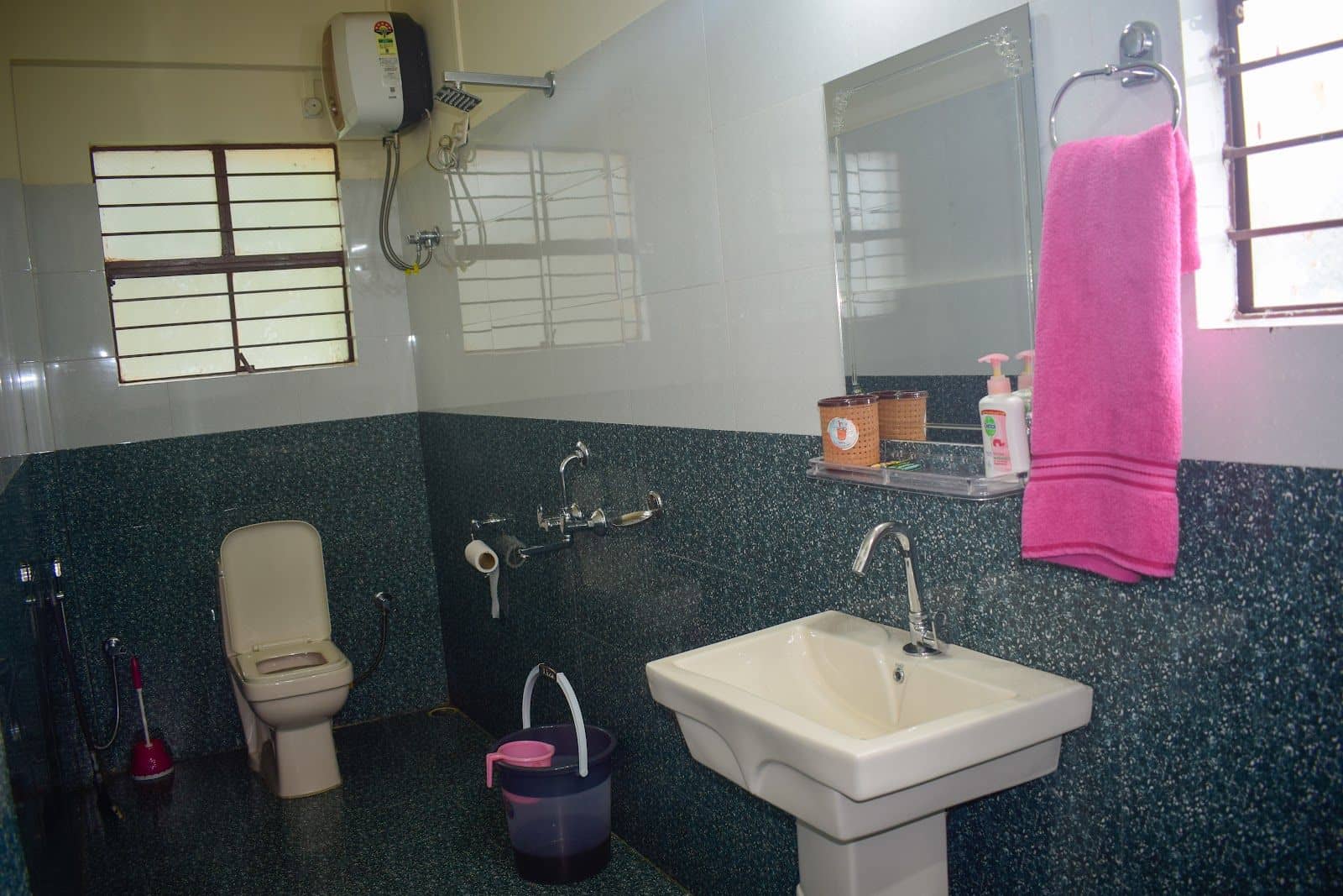 Lakeview Escape with Unforgettable Hospitality - Umiam photo 4