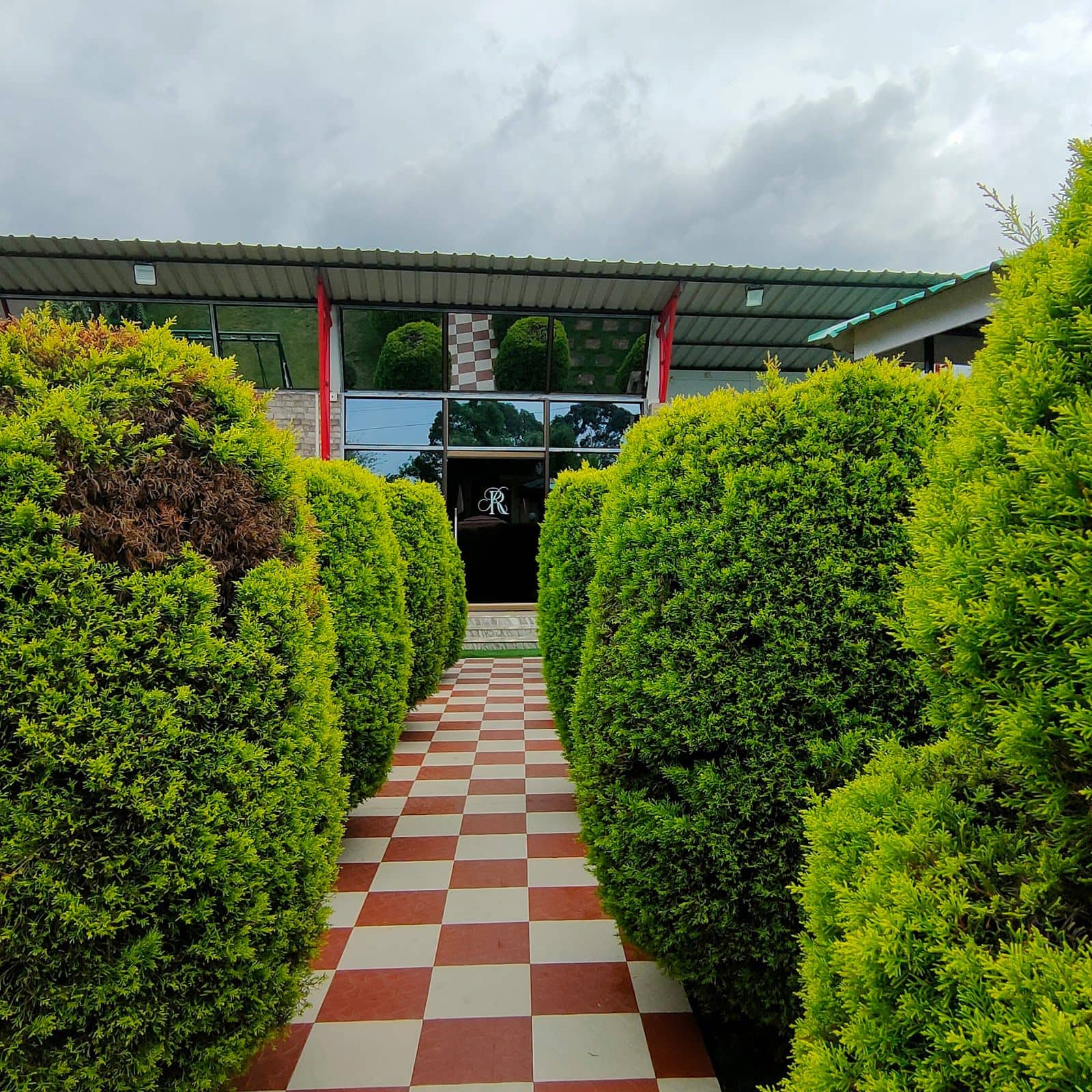 Hillside Retreat: Modern Pool, Gourmet Dining - Tynring photo 5