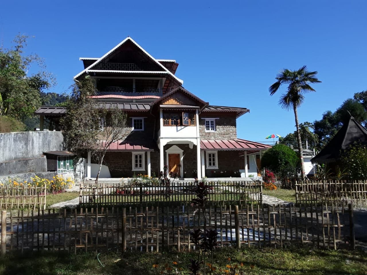 10BR Wood Chalet w/ Private Hill & Kanchanjunga in Takdah 1