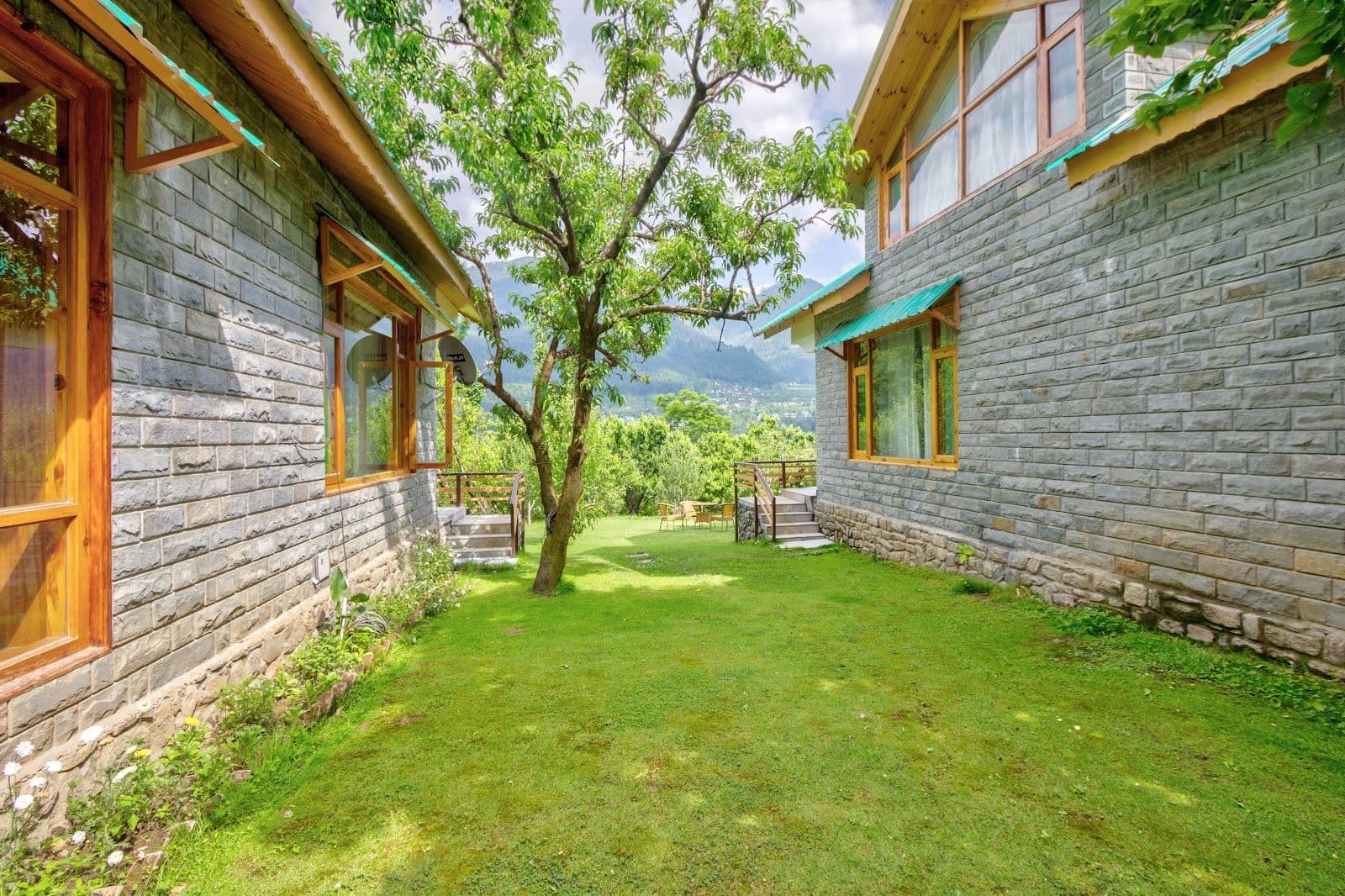 Mountain w/ Home Meals & Dogs, HP in Bashkola, HP 8