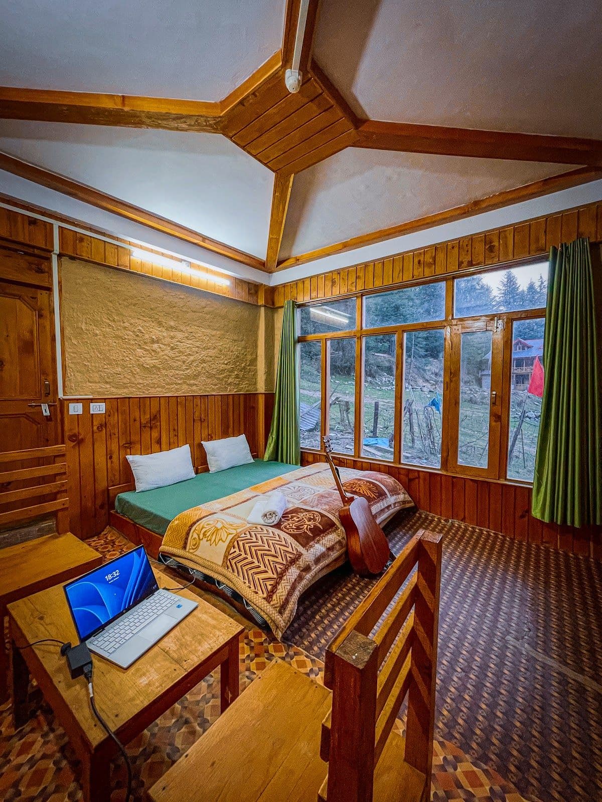 Hilltop Homestay w/ Bonfire & Live Music, HP in Sainj, HP 2